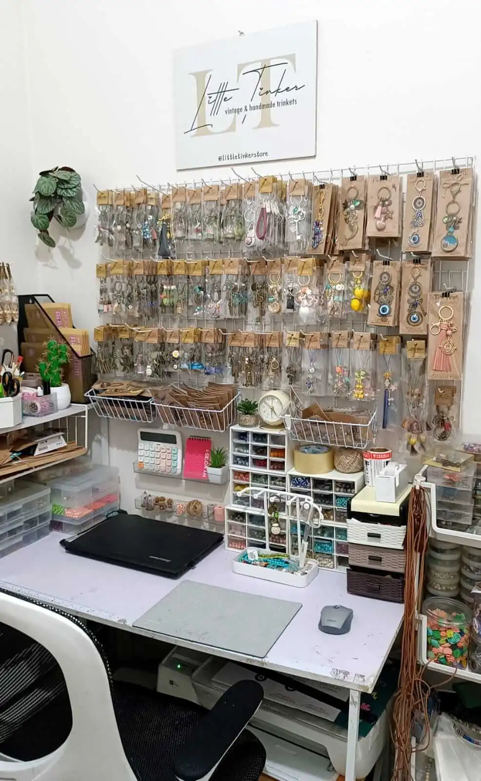 Meja kerja Little Tinker Store dengan rak aksesori dan bahan kerajinan